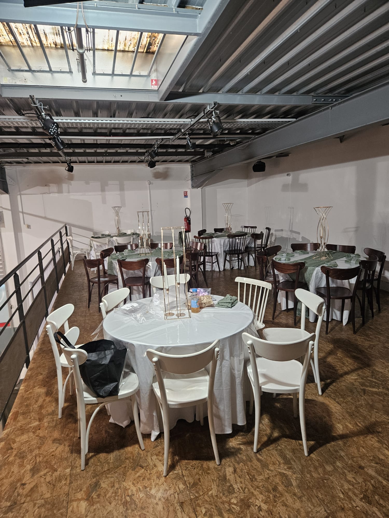 Buffet, Torte und ausgestattete Küche