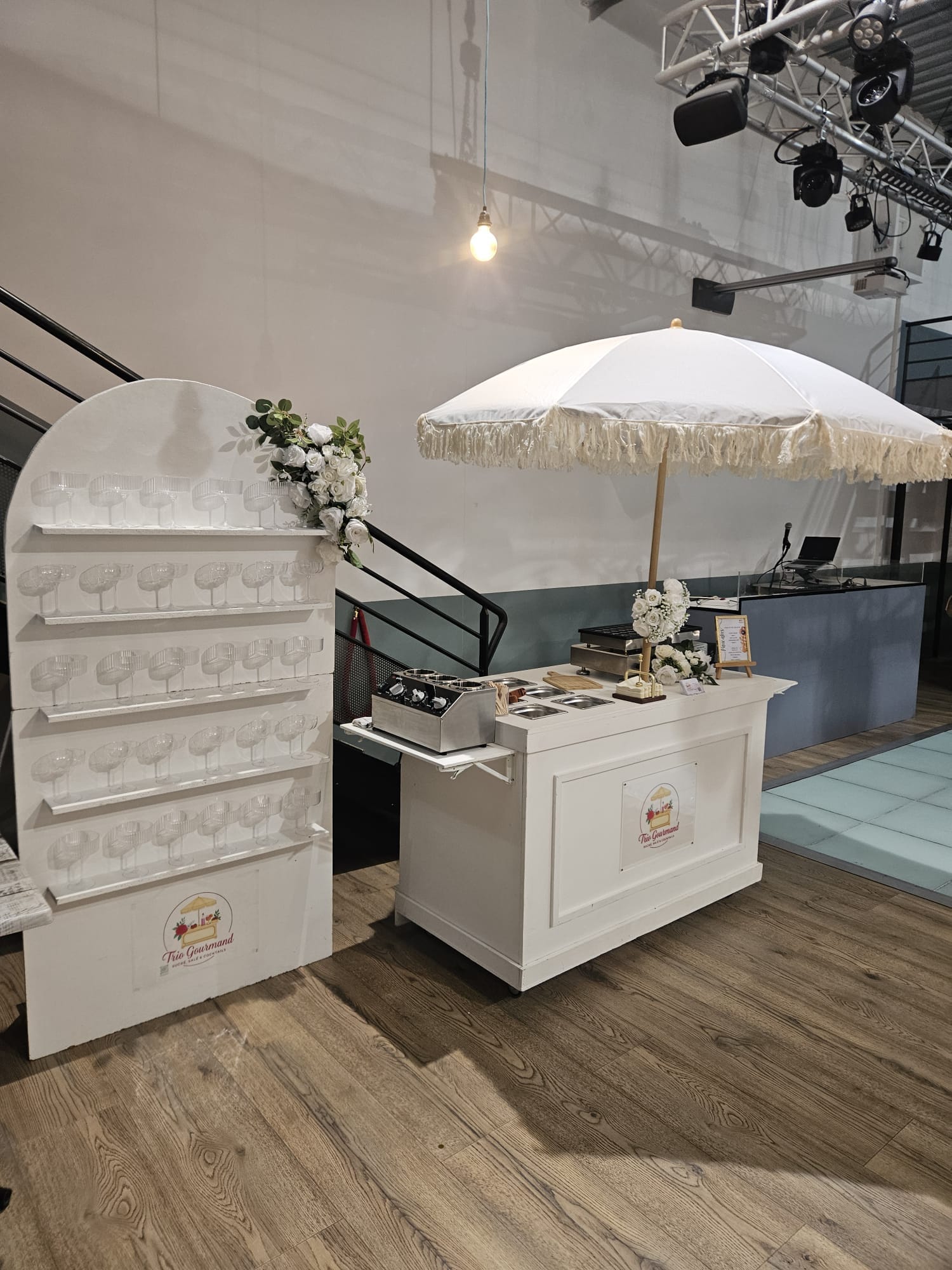 Buffet, cake and equipped kitchen